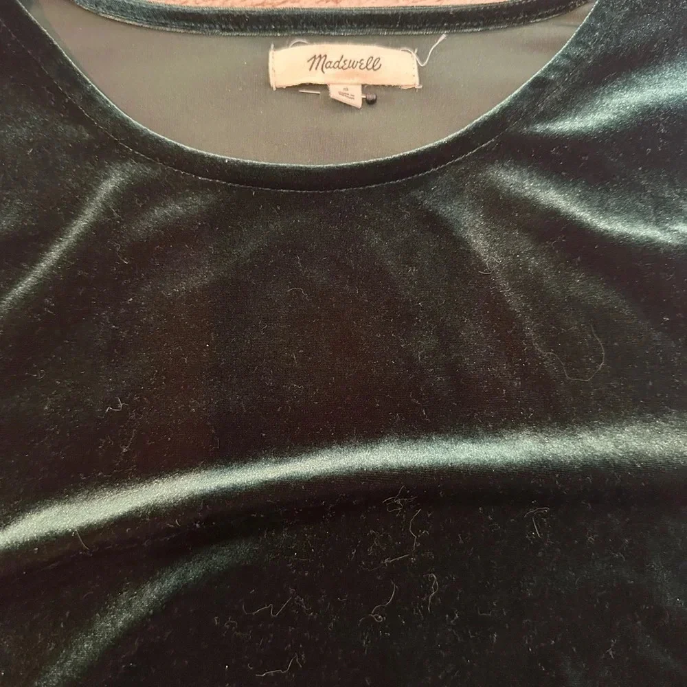 Madewell Velvet Butterfly Top dark green size medium curved hem‎